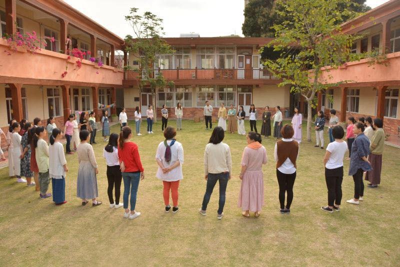 「孩子搭不到飛機,就陪他搭船,或者潛水過去——總會有方法的。」這句話,是Hannah多年來陪伴兩個孩子成長的真實體會。她是一位小學老師,也是一位母親。工作之餘,她用盡心力,照顧兩個性格和需要截然不同的兒子。這段旅程不容易,但她從不言放棄,因為她相信,每一個孩子都會找到屬於自己的方向。