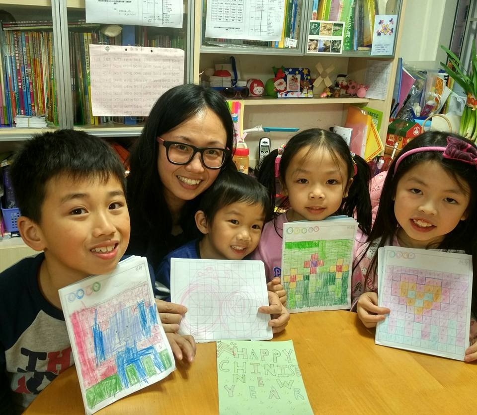 在香港教育體制日益緊張的環境下,有一位媽媽兼小學老師選擇了不一樣的路。Hannah,這位教學經驗超過二十年的資深老師,不僅在課堂內啟發學生,更在家庭中陪伴兩個孩子成長。她的故事,是一段關於信念、堅持與愛的旅程。