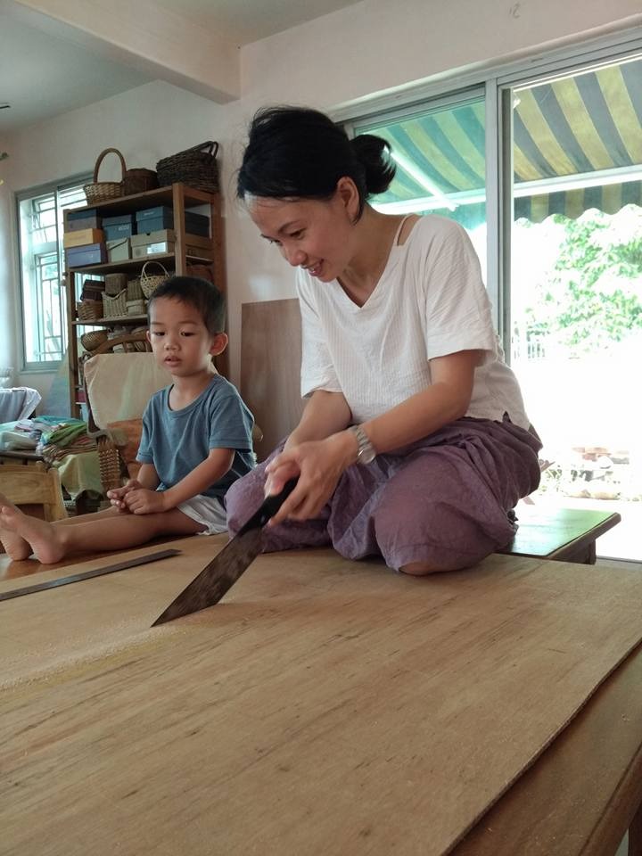 在香港教育體制日益緊張的環境下,有一位媽媽兼小學老師選擇了不一樣的路。Hannah,這位教學經驗超過二十年的資深老師,不僅在課堂內啟發學生,更在家庭中陪伴兩個孩子成長。她的故事,是一段關於信念、堅持與愛的旅程。