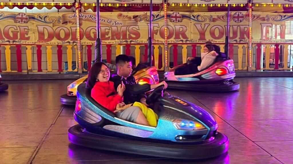 「孩子搭不到飛機,就陪他搭船,或者潛水過去——總會有方法的。」這句話,是Hannah多年來陪伴兩個孩子成長的真實體會。她是一位小學老師,也是一位母親。工作之餘,她用盡心力,照顧兩個性格和需要截然不同的兒子。這段旅程不容易,但她從不言放棄,因為她相信,每一個孩子都會找到屬於自己的方向。