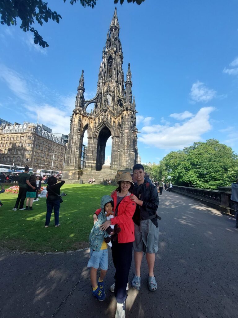 「孩子搭不到飛機,就陪他搭船,或者潛水過去——總會有方法的。」這句話,是Hannah多年來陪伴兩個孩子成長的真實體會。她是一位小學老師,也是一位母親。工作之餘,她用盡心力,照顧兩個性格和需要截然不同的兒子。這段旅程不容易,但她從不言放棄,因為她相信,每一個孩子都會找到屬於自己的方向。