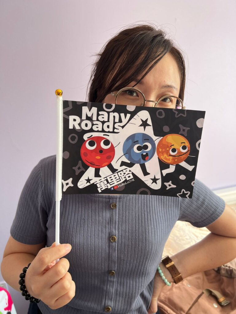 在香港教育體制日益緊張的環境下,有一位媽媽兼小學老師選擇了不一樣的路。Hannah,這位教學經驗超過二十年的資深老師,不僅在課堂內啟發學生,更在家庭中陪伴兩個孩子成長。她的故事,是一段關於信念、堅持與愛的旅程。