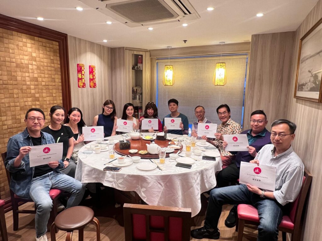 人工智能正改變世界,但真正能讓科技貼近人心的,往往不是技術本身,而是背後那份「為人而做」的初心。蔡國河Henry,一位工程出身的創業者,從中小企顧問到科技創業,走過二十多年的專業歷程。他將AI技術應用於醫療診斷、教育改革,致力於提升效率、降低成本,更重要的是,讓科技真正服務社會。他與中國AI龍頭科大訊飛的合作,更進一步將智能教育系統引進香港,推動本地學生從「使用AI」走向「創造AI」的轉變,為下一代打造更具未來感的學習環境。