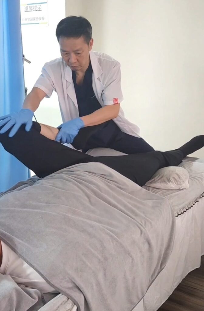 當你曾是潮流玩具界的代表人物,創作橫跨展覽、服飾、咖啡店與角色IP,甚至在短短兩週內賣出近20萬件聯名商品,這段旅程已證明了你的影響力與創造力。而當熱潮漸漸退去,真正的創作者選擇的從來不是追逐,而是回歸。魂教練,他曾以「Husky x 3」為人熟知,如今則將藝術、武術、醫術三者融合,走出一條別具風格的正能量之路。
