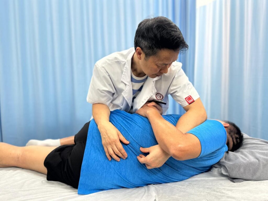 在這個講求效率與速成的時代，有些人依舊選擇用時間與熱情，去淬鍊一條屬於自己的道路。魂教練，就是其中一位。他不是循規蹈矩的創業者，也不是用「成功學」來包裝經歷的導師；他是一位用三種術（藝術、武術、醫術）交織出人生風景的實踐者。