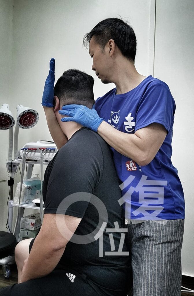 當你曾是潮流玩具界的代表人物,創作橫跨展覽、服飾、咖啡店與角色IP,甚至在短短兩週內賣出近20萬件聯名商品,這段旅程已證明了你的影響力與創造力。而當熱潮漸漸退去,真正的創作者選擇的從來不是追逐,而是回歸。魂教練,他曾以「Husky x 3」為人熟知,如今則將藝術、武術、醫術三者融合,走出一條別具風格的正能量之路。