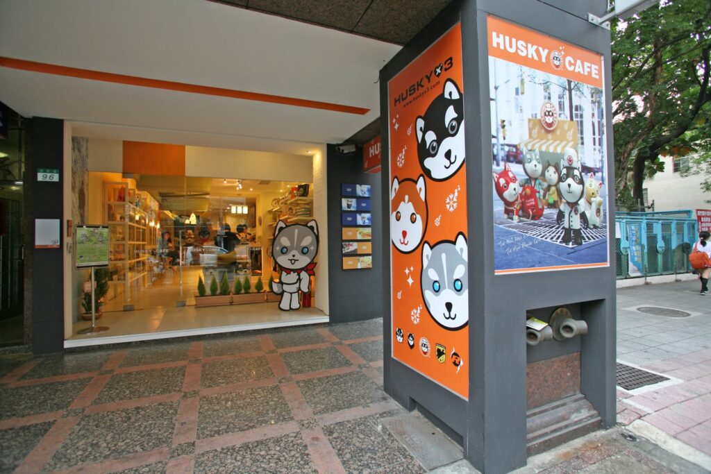 在這個講求效率與速成的時代，有些人依舊選擇用時間與熱情，去淬鍊一條屬於自己的道路。魂教練，就是其中一位。他不是循規蹈矩的創業者，也不是用「成功學」來包裝經歷的導師；他是一位用三種術（藝術、武術、醫術）交織出人生風景的實踐者。