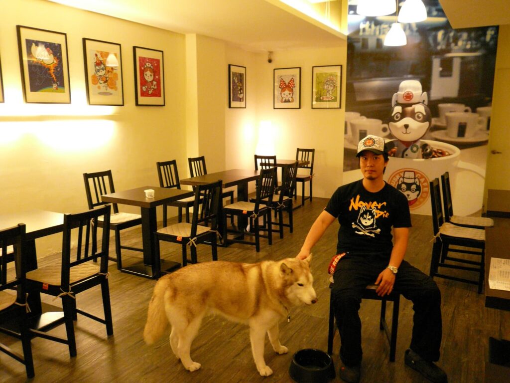 在這個講求效率與速成的時代，有些人依舊選擇用時間與熱情，去淬鍊一條屬於自己的道路。魂教練，就是其中一位。他不是循規蹈矩的創業者，也不是用「成功學」來包裝經歷的導師；他是一位用三種術（藝術、武術、醫術）交織出人生風景的實踐者。