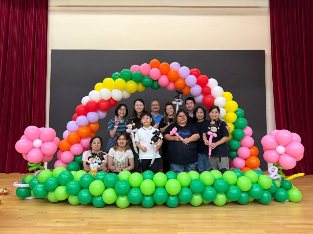 在城市的喧囂與紛擾中，有些人選擇用行動為他人點亮一盞盞微光。麥承卓老師（Ivan），就是這樣一位靜靜行走在人群中，卻默默影響著無數生命的人。