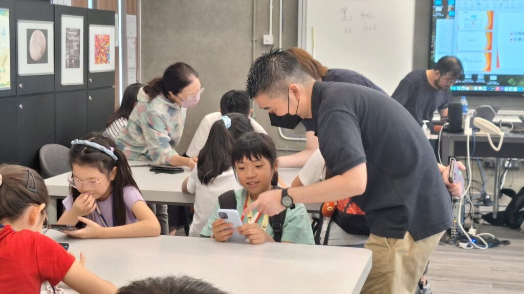五歲半,別的孩子還在追逐玩樂,麥承卓老師(Ivan)卻走進了人生的第一場硬仗。那年,他突發高燒、紅疹不退,要在病房和病魔作一段很長的搏鬥,被迫按下人生的暫停鍵。幸運的是,他戰勝了病魔。一所小學的校長為他保留學位,讓他康復後能夠重返校園。這段經歷,雖然痛苦,卻成為他日後理解生命、珍惜機會、願意助人的起點。