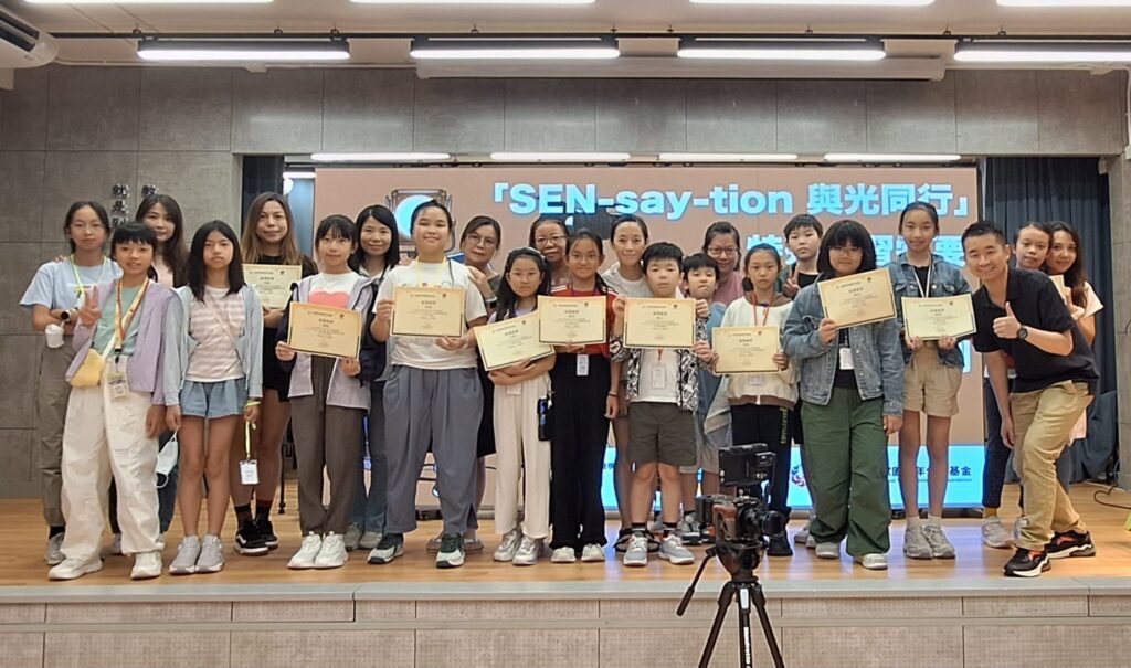 在城市的喧囂與紛擾中，有些人選擇用行動為他人點亮一盞盞微光。麥承卓老師（Ivan），就是這樣一位靜靜行走在人群中，卻默默影響著無數生命的人。