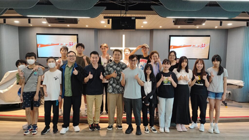 五歲半,別的孩子還在追逐玩樂,麥承卓老師(Ivan)卻走進了人生的第一場硬仗。那年,他突發高燒、紅疹不退,要在病房和病魔作一段很長的搏鬥,被迫按下人生的暫停鍵。幸運的是,他戰勝了病魔。一所小學的校長為他保留學位,讓他康復後能夠重返校園。這段經歷,雖然痛苦,卻成為他日後理解生命、珍惜機會、願意助人的起點。