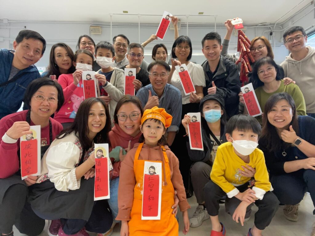 走進麥承卓老師（Ivan）的教學生涯，像翻開一本人生筆記，裡頭有掙扎、有轉折，也有無數溫暖的堅持。他不是一開始就站在講台上發光發熱，而是經歷過一段段跌宕的歷程，才慢慢找回自己在教育路上的初衷。