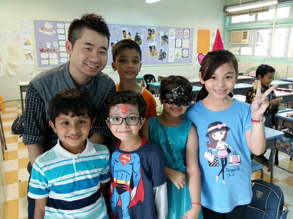 走進麥承卓老師（Ivan）的教學生涯，像翻開一本人生筆記，裡頭有掙扎、有轉折，也有無數溫暖的堅持。他不是一開始就站在講台上發光發熱，而是經歷過一段段跌宕的歷程，才慢慢找回自己在教育路上的初衷。