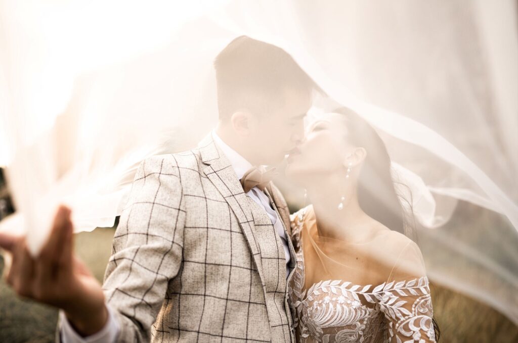 在香港這座急速變動的城市裡,有人選擇追逐機會,有人則選擇用時間與心力,一步步築起屬於自己的路。方永昌先生,就是這樣一位低調卻堅定的創業者。他從藝術出發,憑藉對攝影的熱愛闖出一片天,後來又因疫情轉型,開拓母嬰用品市場,並持續擴展至家庭攝影、環保餐具和活動策劃等多元領域。他不單是一位攝影師,更是一位用心聆聽客戶需要的經營者,透過畫面與服務,傳遞溫度與信任。