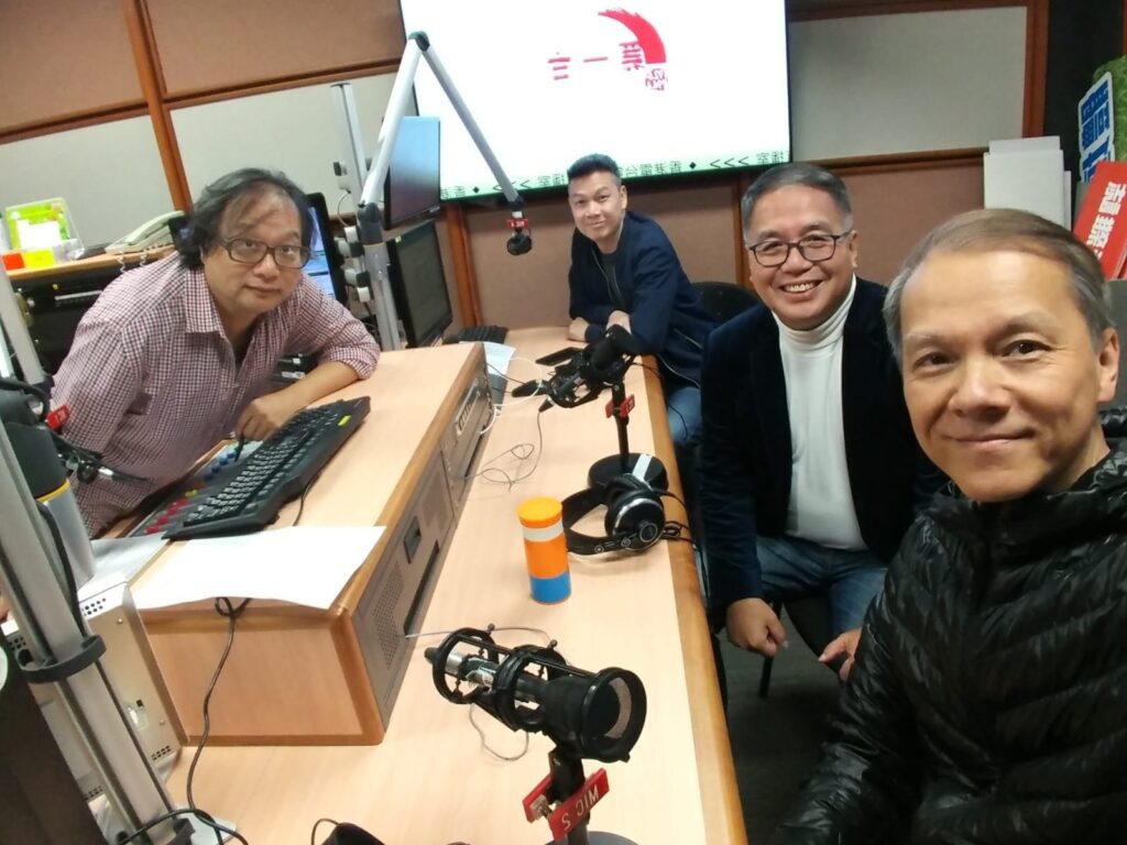 馮應奇博士擁有超過四十年的保險、金融及教育經驗,由一位因口才不足而選擇從事銷售工作的年輕人,成長為橫跨多地、深受學生喜愛的資深培訓導師。他的故事不僅展現了個人成長的蛻變,更反映出在逆境中尋找新機、堅持初心的重要價值。