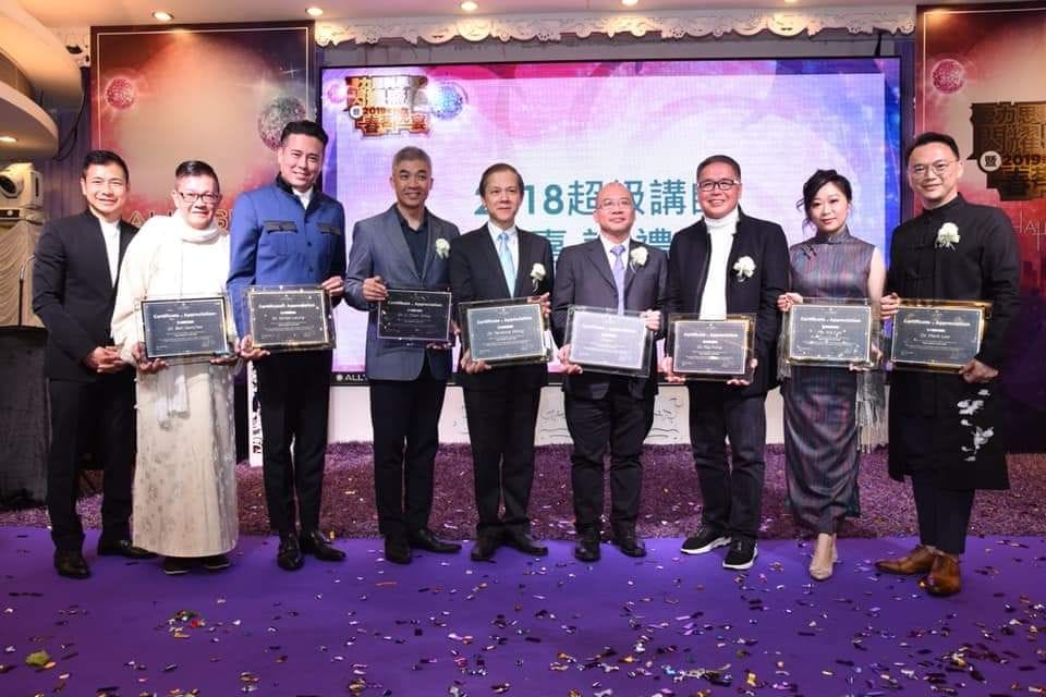 馮應奇博士擁有超過四十年的保險、金融及教育經驗,由一位因口才不足而選擇從事銷售工作的年輕人,成長為橫跨多地、深受學生喜愛的資深培訓導師。他的故事不僅展現了個人成長的蛻變,更反映出在逆境中尋找新機、堅持初心的重要價值。