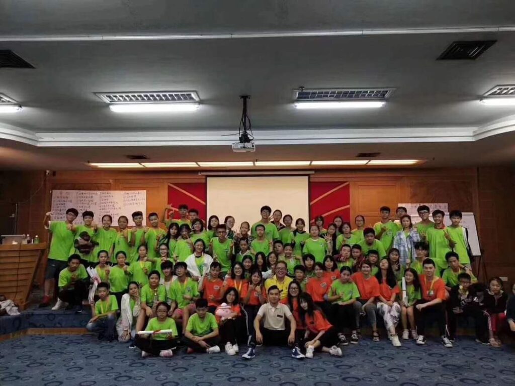 馮應奇博士擁有超過四十年的保險、金融及教育經驗,由一位因口才不足而選擇從事銷售工作的年輕人,成長為橫跨多地、深受學生喜愛的資深培訓導師。他的故事不僅展現了個人成長的蛻變,更反映出在逆境中尋找新機、堅持初心的重要價值。