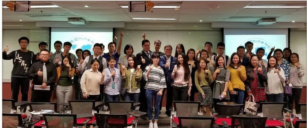馮應奇博士擁有超過四十年的保險、金融及教育經驗,由一位因口才不足而選擇從事銷售工作的年輕人,成長為橫跨多地、深受學生喜愛的資深培訓導師。他的故事不僅展現了個人成長的蛻變,更反映出在逆境中尋找新機、堅持初心的重要價值。