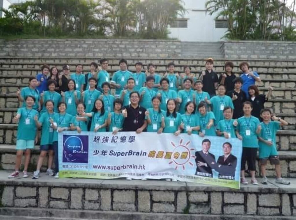 馮應奇博士擁有超過四十年的保險、金融及教育經驗,由一位因口才不足而選擇從事銷售工作的年輕人,成長為橫跨多地、深受學生喜愛的資深培訓導師。他的故事不僅展現了個人成長的蛻變,更反映出在逆境中尋找新機、堅持初心的重要價值。
