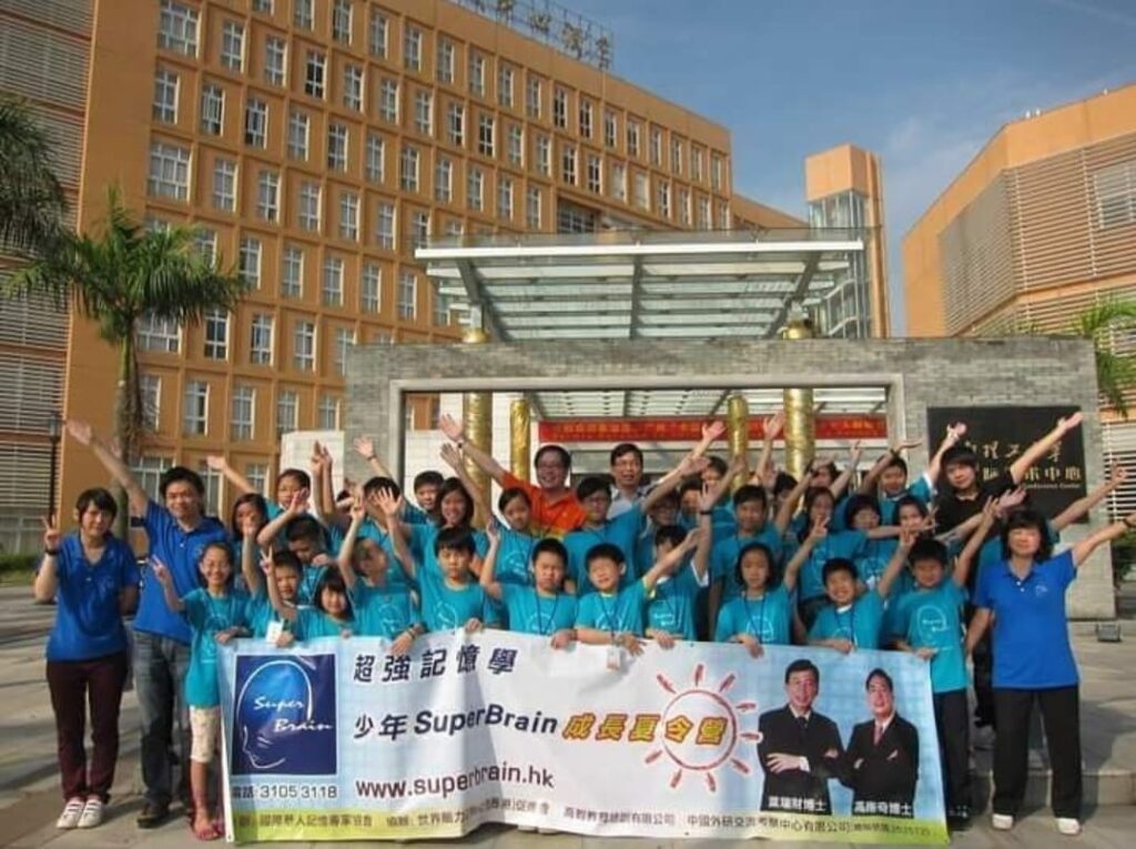 馮應奇博士擁有超過四十年的保險、金融及教育經驗,由一位因口才不足而選擇從事銷售工作的年輕人,成長為橫跨多地、深受學生喜愛的資深培訓導師。他的故事不僅展現了個人成長的蛻變,更反映出在逆境中尋找新機、堅持初心的重要價值。