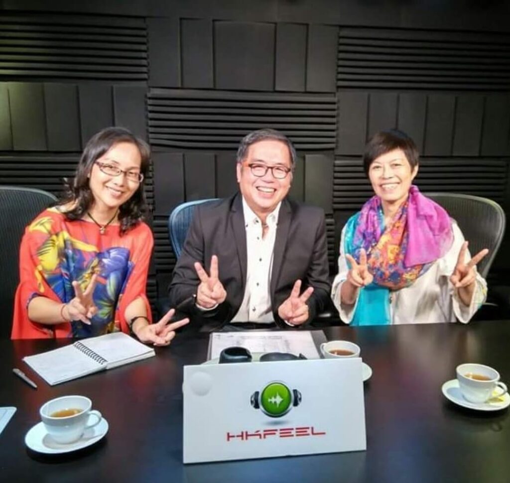 馮應奇博士擁有超過四十年的保險、金融及教育經驗,由一位因口才不足而選擇從事銷售工作的年輕人,成長為橫跨多地、深受學生喜愛的資深培訓導師。他的故事不僅展現了個人成長的蛻變,更反映出在逆境中尋找新機、堅持初心的重要價值。