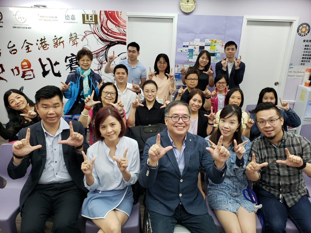 馮應奇博士擁有超過四十年的保險、金融及教育經驗,由一位因口才不足而選擇從事銷售工作的年輕人,成長為橫跨多地、深受學生喜愛的資深培訓導師。他的故事不僅展現了個人成長的蛻變,更反映出在逆境中尋找新機、堅持初心的重要價值。