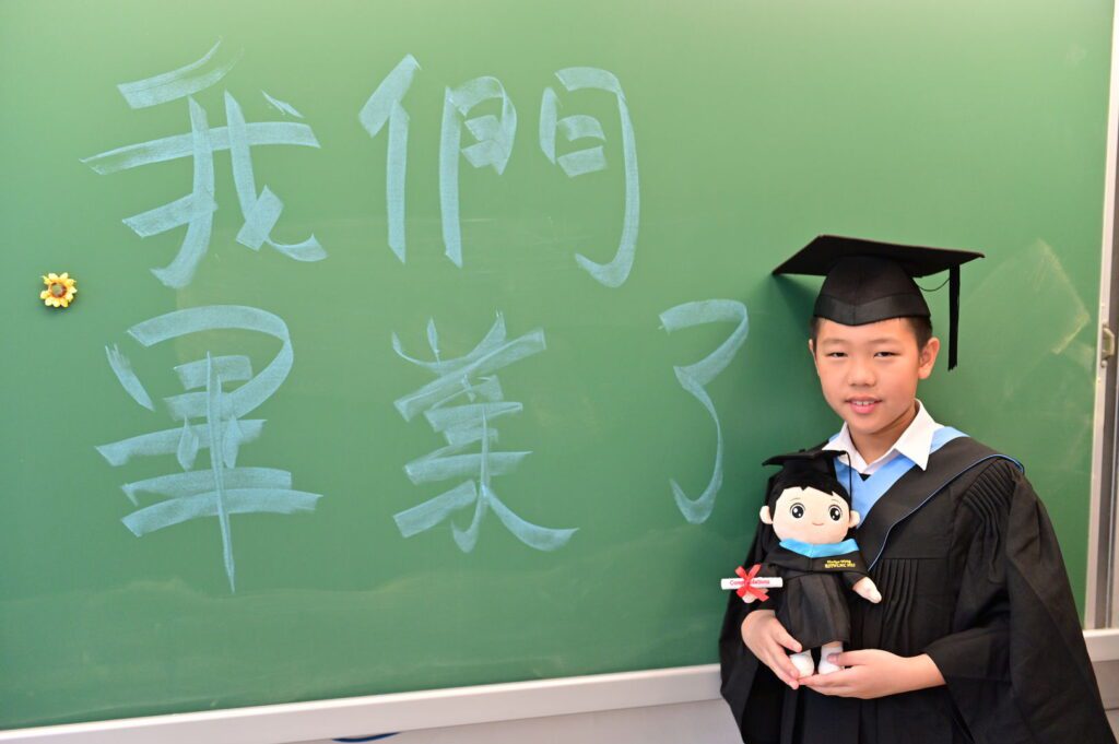 每一位小學生都期待一場難忘的畢業旅行。對剛完成小六課程的Horkos來說，他的畢業旅程不僅獨特，還充滿意義。與父親一同以雙腳騎單車，環繞日本沖繩，為香港救助兒童會籌款。十天內，兩父子踏遍近400公里，用汗水與堅持，換來逾兩萬港元的善款，這段旅程不單成為Horkos童年中一道難忘的風景，更是他人生中一次真正的成長洗禮。