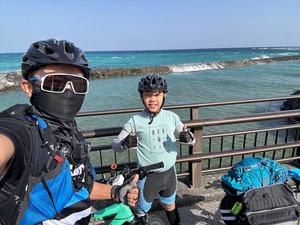 每一位小學生都期待一場難忘的畢業旅行。對剛完成小六課程的Horkos來說，他的畢業旅程不僅獨特，還充滿意義。與父親一同以雙腳騎單車，環繞日本沖繩，為香港救助兒童會籌款。十天內，兩父子踏遍近400公里，用汗水與堅持，換來逾兩萬港元的善款，這段旅程不單成為Horkos童年中一道難忘的風景，更是他人生中一次真正的成長洗禮。