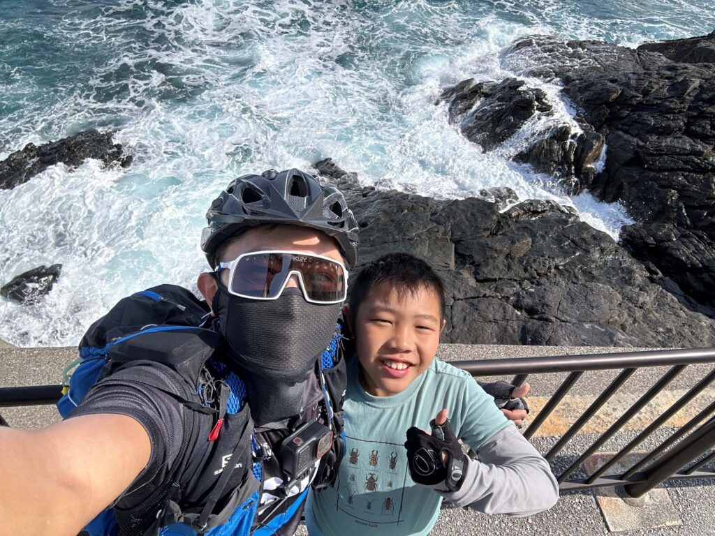 每一位小學生都期待一場難忘的畢業旅行。對剛完成小六課程的Horkos來說，他的畢業旅程不僅獨特，還充滿意義。與父親一同以雙腳騎單車，環繞日本沖繩，為香港救助兒童會籌款。十天內，兩父子踏遍近400公里，用汗水與堅持，換來逾兩萬港元的善款，這段旅程不單成為Horkos童年中一道難忘的風景，更是他人生中一次真正的成長洗禮。