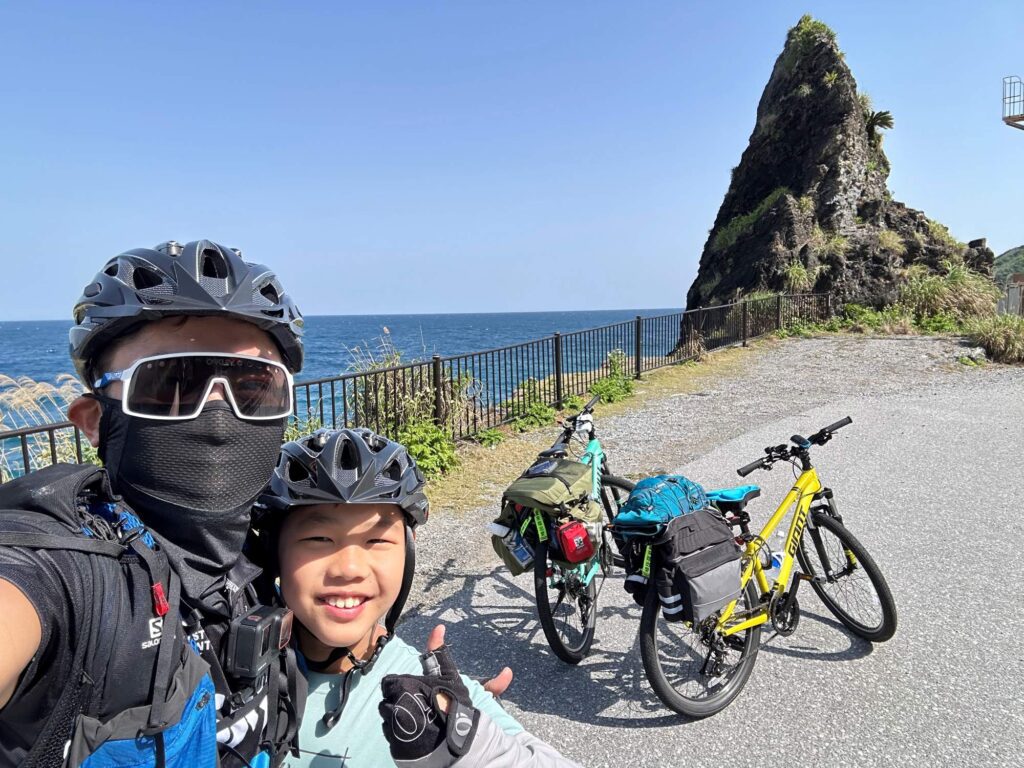 每一位小學生都期待一場難忘的畢業旅行。對剛完成小六課程的Horkos來說，他的畢業旅程不僅獨特，還充滿意義。與父親一同以雙腳騎單車，環繞日本沖繩，為香港救助兒童會籌款。十天內，兩父子踏遍近400公里，用汗水與堅持，換來逾兩萬港元的善款，這段旅程不單成為Horkos童年中一道難忘的風景，更是他人生中一次真正的成長洗禮。