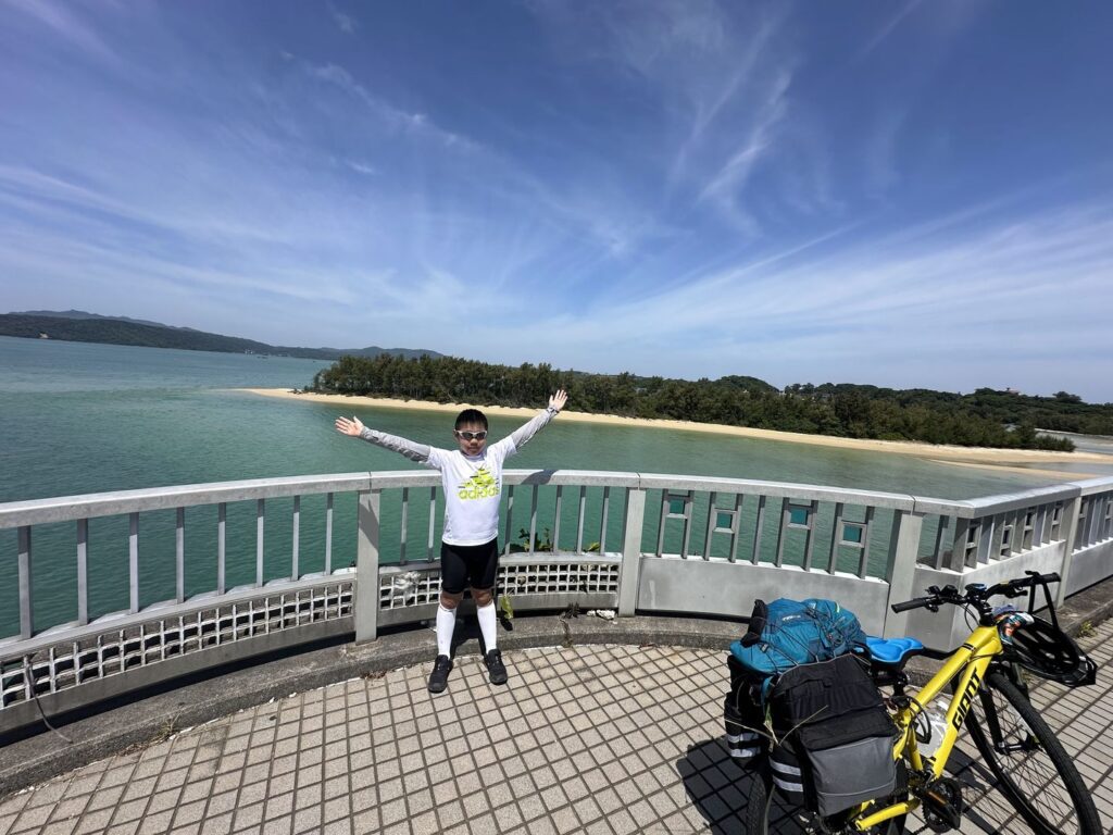 每一位小學生都期待一場難忘的畢業旅行。對剛完成小六課程的Horkos來說，他的畢業旅程不僅獨特，還充滿意義。與父親一同以雙腳騎單車，環繞日本沖繩，為香港救助兒童會籌款。十天內，兩父子踏遍近400公里，用汗水與堅持，換來逾兩萬港元的善款，這段旅程不單成為Horkos童年中一道難忘的風景，更是他人生中一次真正的成長洗禮。