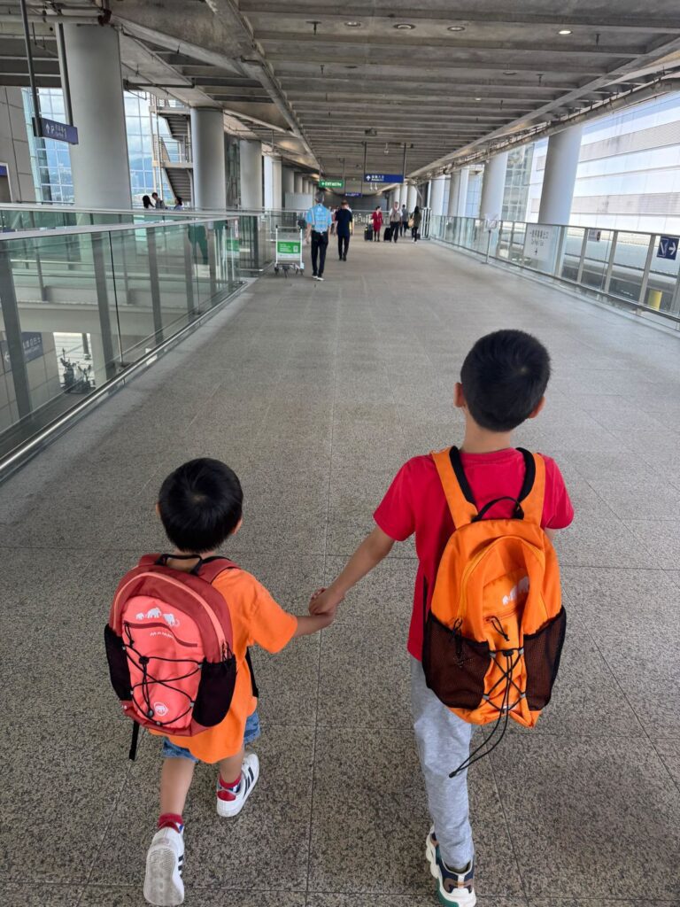 每一位小學生都期待一場難忘的畢業旅行。對剛完成小六課程的Horkos來說，他的畢業旅程不僅獨特，還充滿意義。與父親一同以雙腳騎單車，環繞日本沖繩，為香港救助兒童會籌款。十天內，兩父子踏遍近400公里，用汗水與堅持，換來逾兩萬港元的善款，這段旅程不單成為Horkos童年中一道難忘的風景，更是他人生中一次真正的成長洗禮。