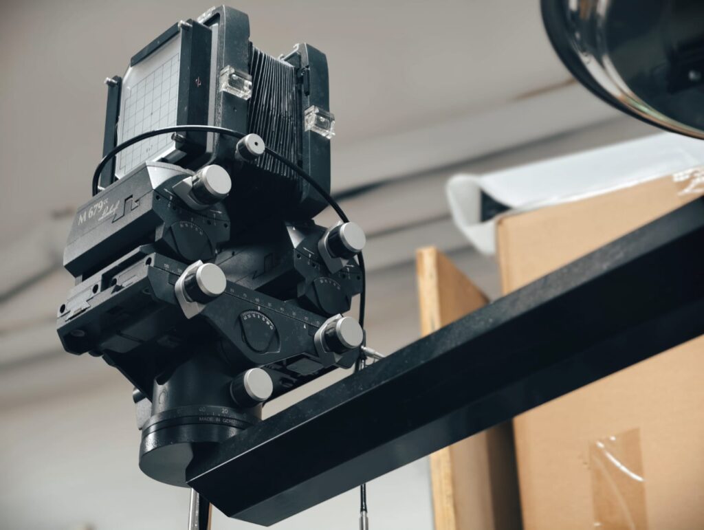 攝影師Mak用他豐富的經歷,娓娓道來一段段令人動容的過去。他不是一個追名逐利的攝影師,而是一位用眼睛感受世界、用鏡頭記錄靈魂的人。他說話的語氣平實,卻句句流露出對人生的熱愛與堅持。這不是一段單純的事業成就史,而是一場關於信念、青春和選擇的旅程。