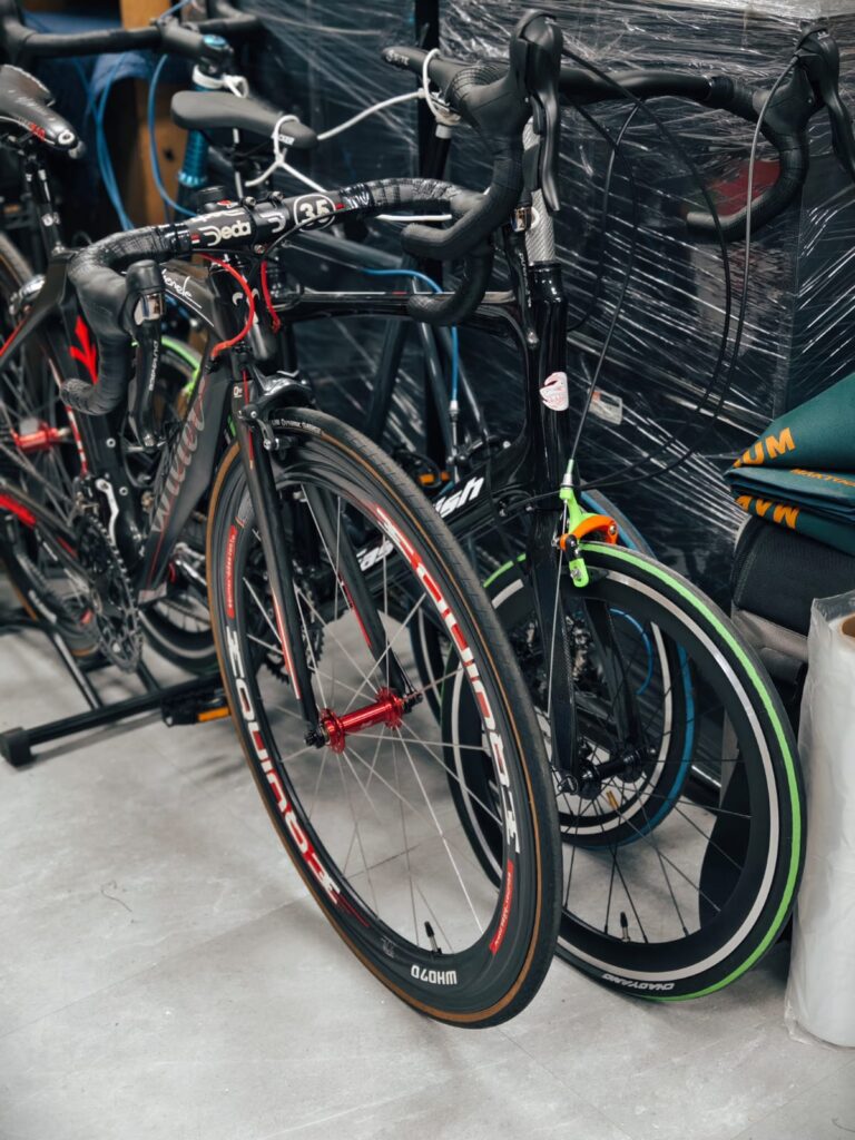 攝影師Mak用他豐富的經歷,娓娓道來一段段令人動容的過去。他不是一個追名逐利的攝影師,而是一位用眼睛感受世界、用鏡頭記錄靈魂的人。他說話的語氣平實,卻句句流露出對人生的熱愛與堅持。這不是一段單純的事業成就史,而是一場關於信念、青春和選擇的旅程。