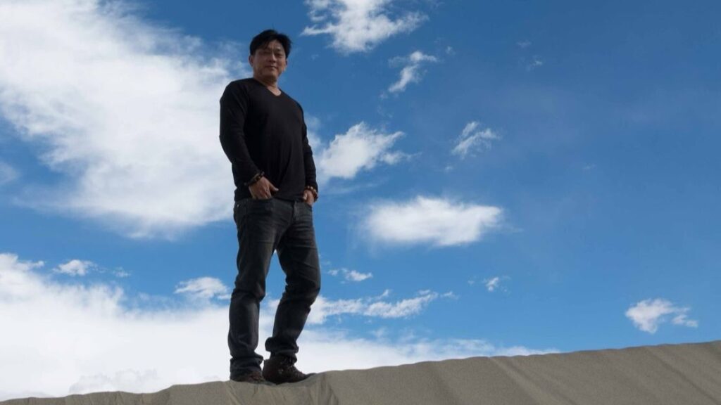 攝影師Mak用他豐富的經歷,娓娓道來一段段令人動容的過去。他不是一個追名逐利的攝影師,而是一位用眼睛感受世界、用鏡頭記錄靈魂的人。他說話的語氣平實,卻句句流露出對人生的熱愛與堅持。這不是一段單純的事業成就史,而是一場關於信念、青春和選擇的旅程。