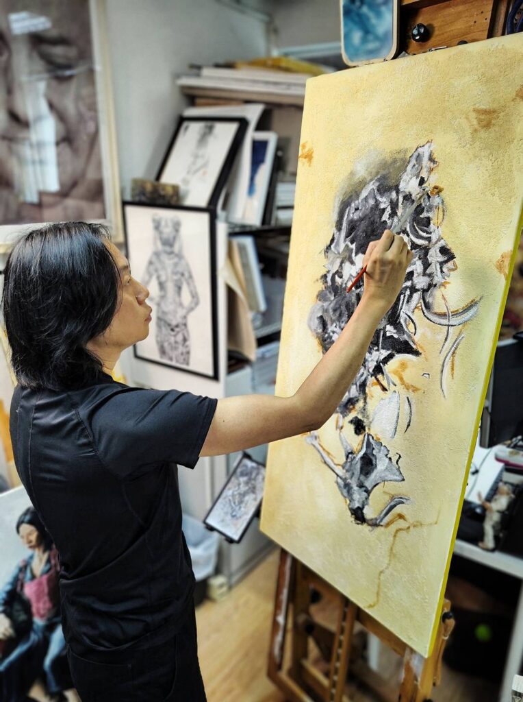 在這個節奏飛快、資訊爆炸的年代,藝術卻像一股沈穩的力量,讓人得以停下腳步,凝視真實。這次我們有幸訪問到藝術人羅家洋先生(Mark),他與一群畫家多年來持續進行「Live Drawing」的經驗和背後的理念。這不僅是一場藝術的交換,更是一種對身體、多元與尊重的深刻體悟。