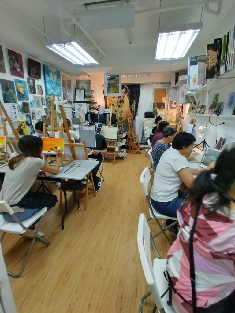 在繪畫的世界裡,沒有終點,只有不斷探索的旅程。受訪者羅家洋先生(Mark)這樣形容藝術創作的過程,不是一場為了追求完美的比賽,而是一段自我理解與表達的修行。他的語氣平實,卻字字踏實,透露出一位藝術人對創作真誠的敬畏與堅持。