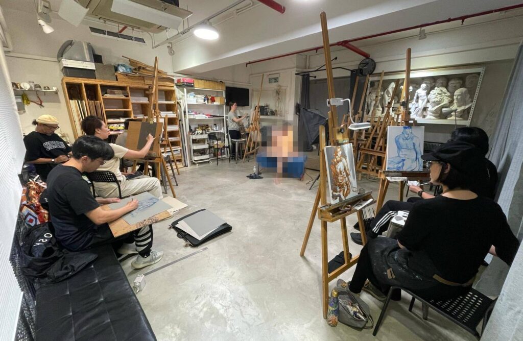 在這個節奏飛快、資訊爆炸的年代,藝術卻像一股沈穩的力量,讓人得以停下腳步,凝視真實。這次我們有幸訪問到藝術人羅家洋先生(Mark),他與一群畫家多年來持續進行「Live Drawing」的經驗和背後的理念。這不僅是一場藝術的交換,更是一種對身體、多元與尊重的深刻體悟。