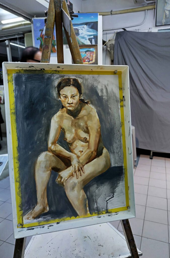 在這個節奏飛快、資訊爆炸的年代,藝術卻像一股沈穩的力量,讓人得以停下腳步,凝視真實。這次我們有幸訪問到藝術人羅家洋先生(Mark),他與一群畫家多年來持續進行「Live Drawing」的經驗和背後的理念。這不僅是一場藝術的交換,更是一種對身體、多元與尊重的深刻體悟。