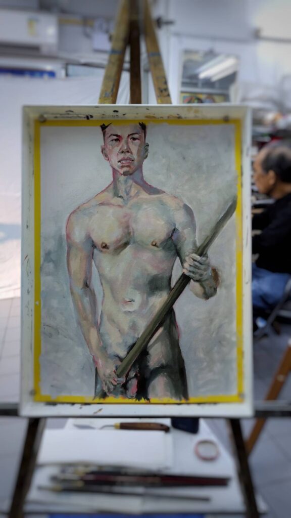 在這個節奏飛快、資訊爆炸的年代,藝術卻像一股沈穩的力量,讓人得以停下腳步,凝視真實。這次我們有幸訪問到藝術人羅家洋先生(Mark),他與一群畫家多年來持續進行「Live Drawing」的經驗和背後的理念。這不僅是一場藝術的交換,更是一種對身體、多元與尊重的深刻體悟。