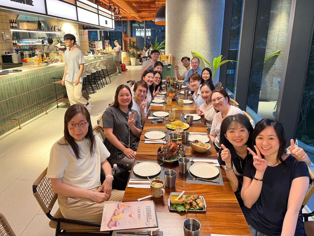 在香港這個節奏急速的城市裡,不少家庭和個人面對著情緒、親子、職涯等多方面的挑戰。於是,有人選擇走進人群,用專業與心靈並肩的方式,成為他人生命的同行者。何天慧女士(Ms. Sherry Ho)正是這樣一位低調卻堅定的實踐者。