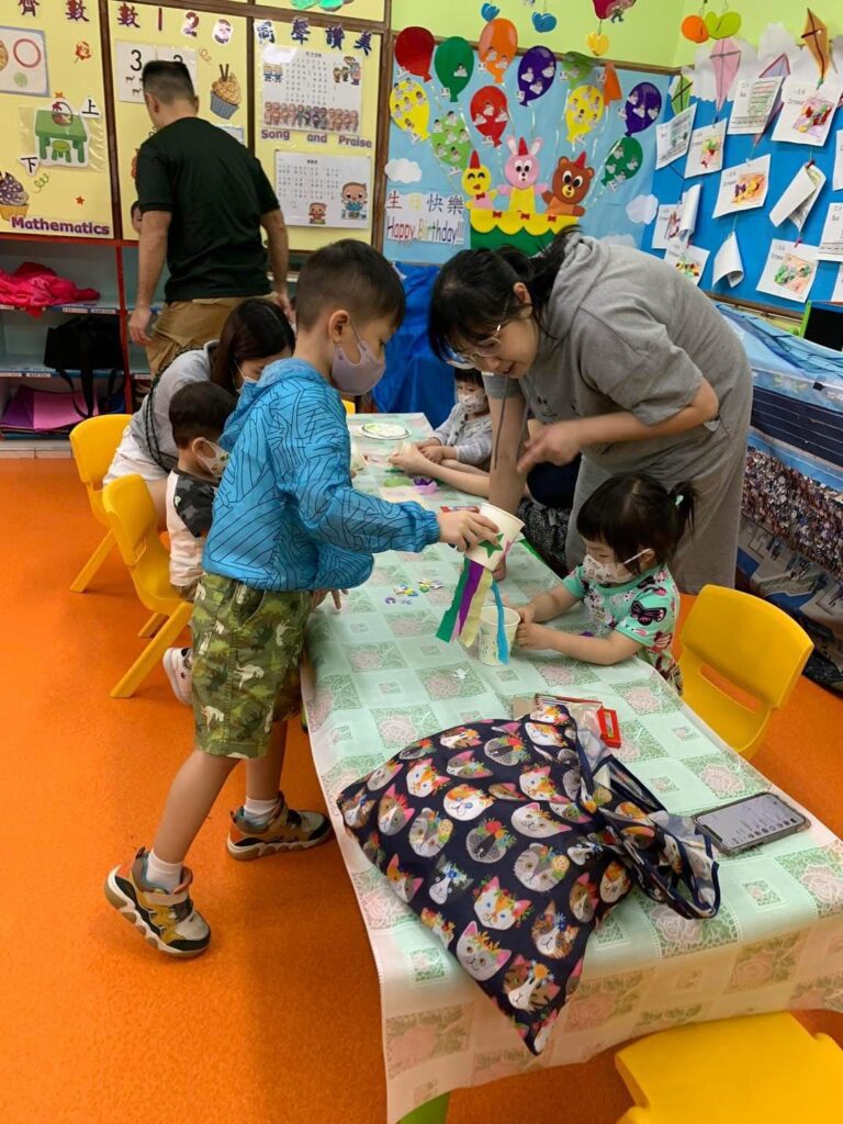 在香港這座高速運轉的城市,精神健康逐漸成為現代人生活中不可忽視的一環。心理支援服務雖然日益普及,但對不少基層市民來說,「心理輔導」仍是一種遙不可及的奢侈選項。然而,有一位女性,選擇用她的專業與信念,走進人與人之間最柔軟的地帶,讓輔導變得「可近、可選擇」。她就是擁有超過二十年經驗的心理輔導臨床督導、同在坊輔導及培訓中心創辦人——何天慧女士(Ms. Sherry Ho)。