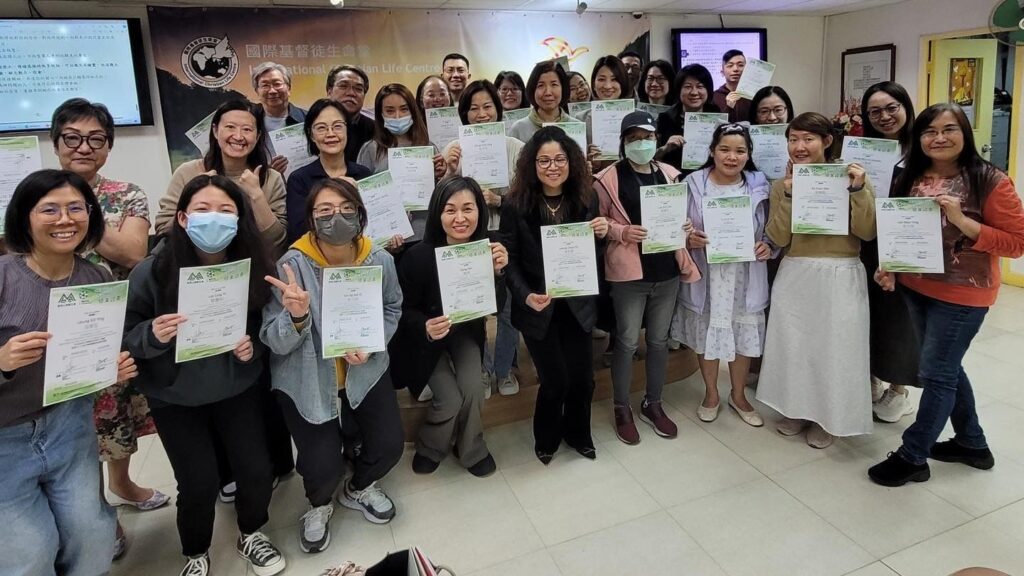 在香港這座高速運轉的城市,精神健康逐漸成為現代人生活中不可忽視的一環。心理支援服務雖然日益普及,但對不少基層市民來說,「心理輔導」仍是一種遙不可及的奢侈選項。然而,有一位女性,選擇用她的專業與信念,走進人與人之間最柔軟的地帶,讓輔導變得「可近、可選擇」。她就是擁有超過二十年經驗的心理輔導臨床督導、同在坊輔導及培訓中心創辦人——何天慧女士(Ms. Sherry Ho)。