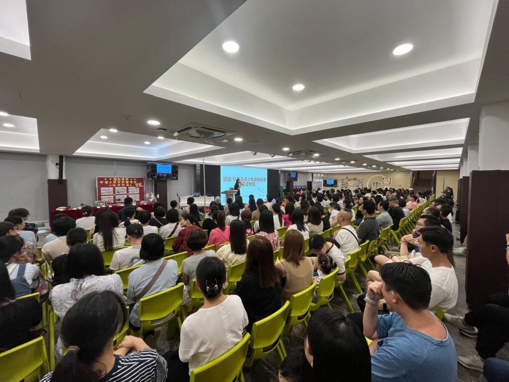 在香港這座高速運轉的城市,精神健康逐漸成為現代人生活中不可忽視的一環。心理支援服務雖然日益普及,但對不少基層市民來說,「心理輔導」仍是一種遙不可及的奢侈選項。然而,有一位女性,選擇用她的專業與信念,走進人與人之間最柔軟的地帶,讓輔導變得「可近、可選擇」。她就是擁有超過二十年經驗的心理輔導臨床督導、同在坊輔導及培訓中心創辦人——何天慧女士(Ms. Sherry Ho)。