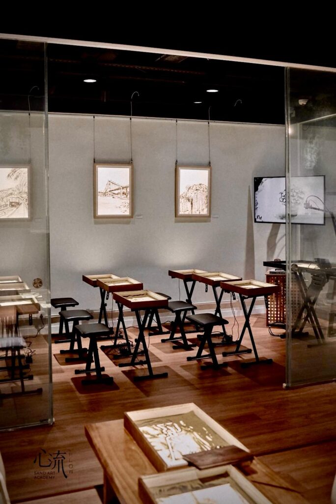 從穩定的醫護工作,到踏上一條藝術創業之路,鍾雪的選擇或許出人意表,卻蘊含著深切的信念與熱情。她不單是沙畫藝術的推動者,更是香港沙畫教育的開拓者。這段旅程並不容易,但她以沙為筆,描繪出一條屬於自己的創作與啟發之路。