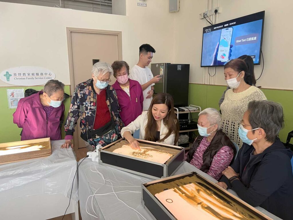 在香港的藝術界,鍾雪是一位別具一格的創作者。她不是用畫筆,而是用沙子,把一個又一個動人的故事呈現在觀眾眼前。從2015年開始,她不只是一位沙畫藝術家,更是一位推動者,她成立了香港沙畫協會、創辦全球首個沙畫體驗館,並領導全港第一個分級考核沙畫證書學院。這一切的起點,源於她對故事的熱愛和對沙畫無限可能的堅信。