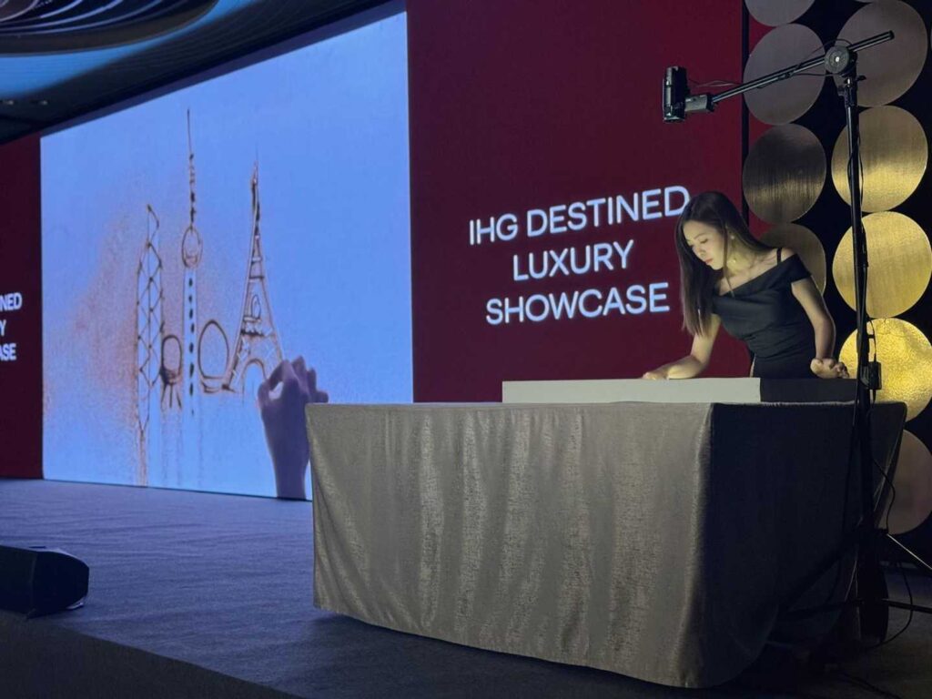 在香港的藝術界,鍾雪是一位別具一格的創作者。她不是用畫筆,而是用沙子,把一個又一個動人的故事呈現在觀眾眼前。從2015年開始,她不只是一位沙畫藝術家,更是一位推動者,她成立了香港沙畫協會、創辦全球首個沙畫體驗館,並領導全港第一個分級考核沙畫證書學院。這一切的起點,源於她對故事的熱愛和對沙畫無限可能的堅信。