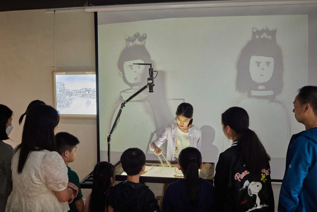 從穩定的醫護工作,到踏上一條藝術創業之路,鍾雪的選擇或許出人意表,卻蘊含著深切的信念與熱情。她不單是沙畫藝術的推動者,更是香港沙畫教育的開拓者。這段旅程並不容易,但她以沙為筆,描繪出一條屬於自己的創作與啟發之路。