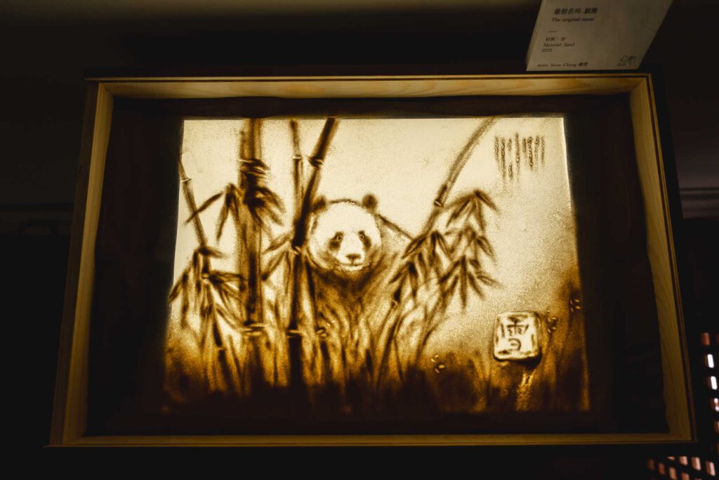 從穩定的醫護工作,到踏上一條藝術創業之路,鍾雪的選擇或許出人意表,卻蘊含著深切的信念與熱情。她不單是沙畫藝術的推動者,更是香港沙畫教育的開拓者。這段旅程並不容易,但她以沙為筆,描繪出一條屬於自己的創作與啟發之路。